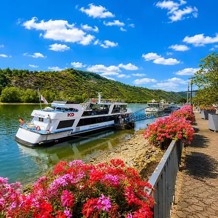 Zum Rheinberg Marksburg Panorama * Braubach